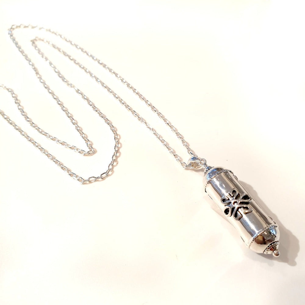 Collier en argent avec pendentif à message secret