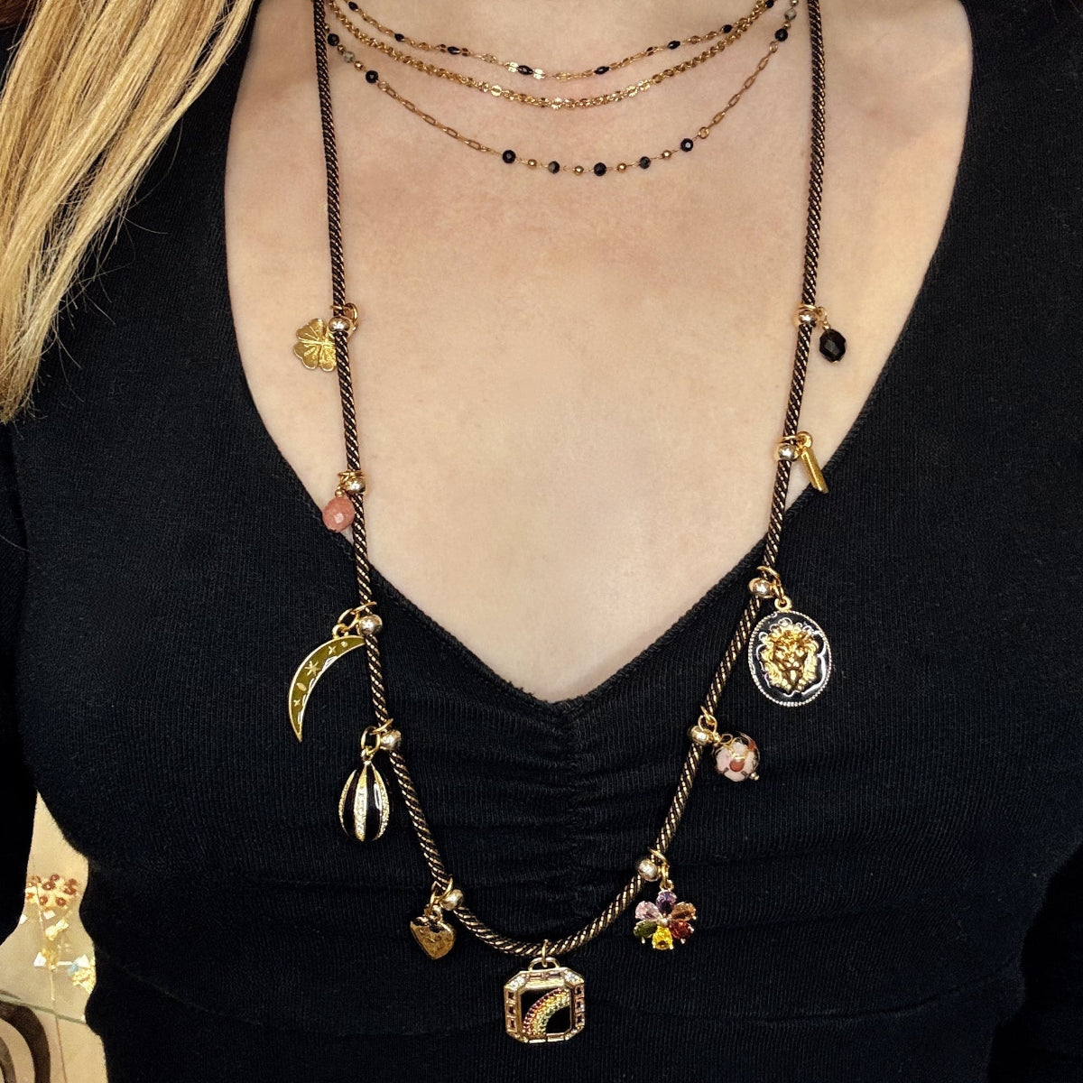 Collier Sautoir Jina By Garance porté
Sautoir cordon noir et lurex doré, agrementé de charms