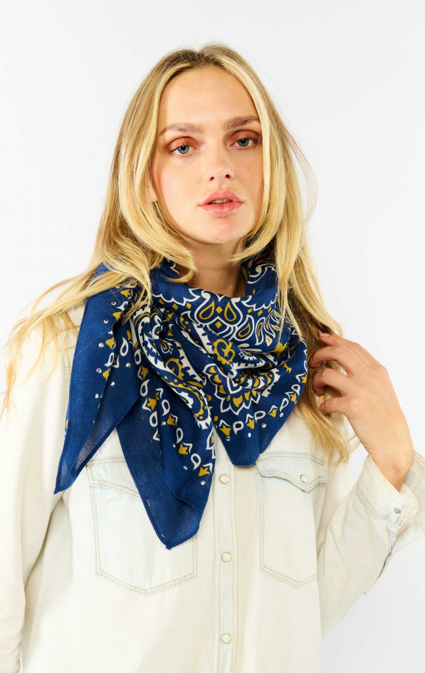 Foulard Paisley taille Medium bleu porté
Wild by Hipanema
Matières : Laine et Modal