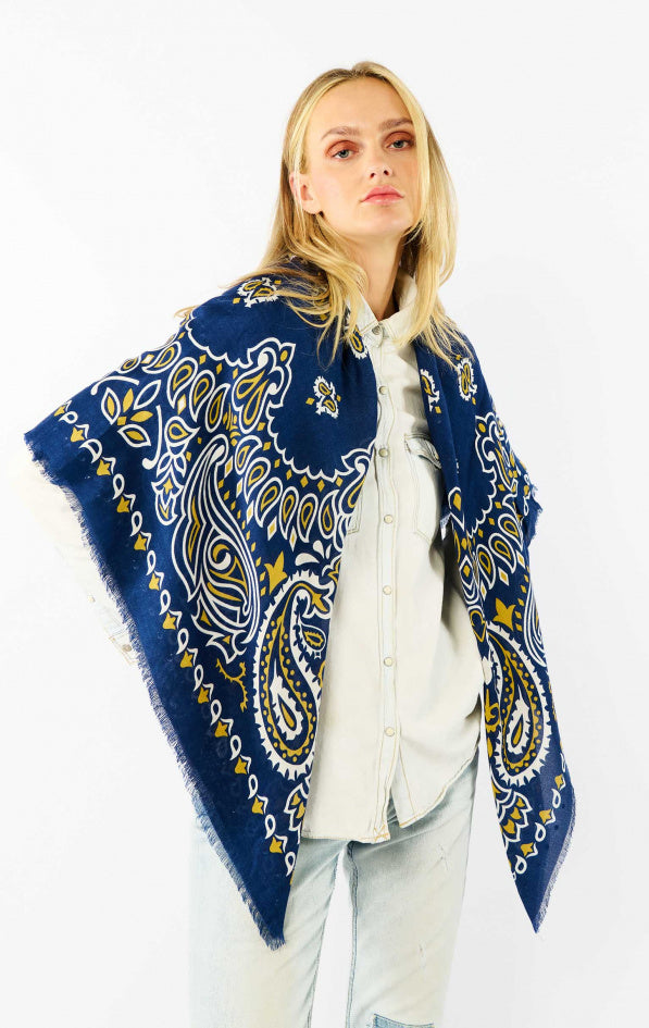 Grand foulard bleu paisley porté
Wild by Hipanema
Matières : Laine & Modal
