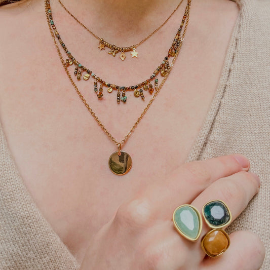 Gris Bijoux boutique Paris 16ème arrondissement
69 rue d'Auteuil Paris 75016
Ensemble de colliers plaqués or, pierres naturelles
Bague trois pierres naturelles