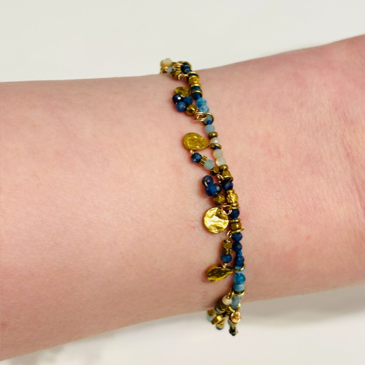 Bracelet Eva en pierres naturelles et pampilles dorées acier inoxydable
lapis lazuli