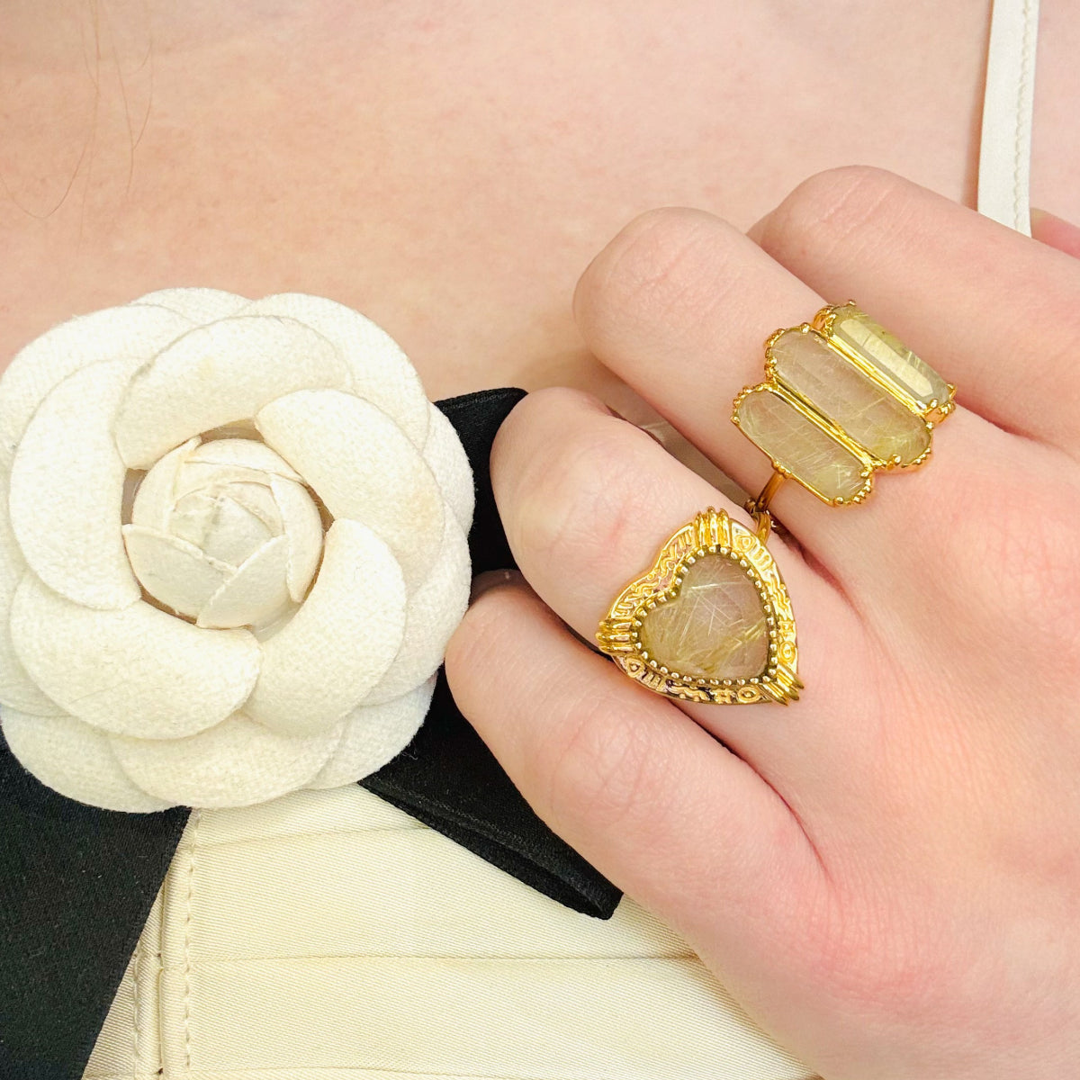 Bagues plaqué or 18 carats 3 microns pierres naturelles
Au fil de Lo
Bague coeur et bague trois baguettes quartz rutil d'or Au fil de Lo
Tailles ajustables