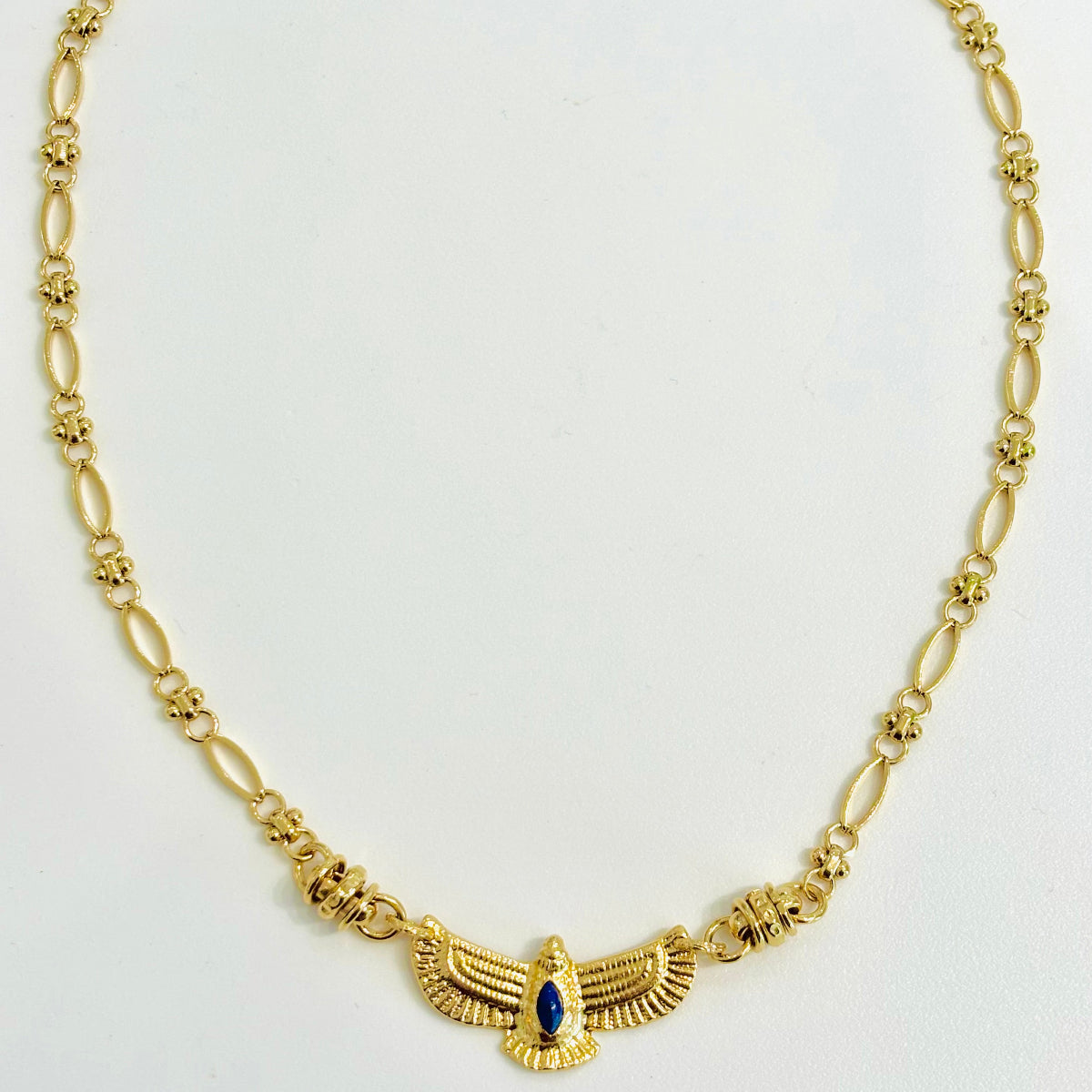 Collier Harpia doré et Lapis Lazuli
Laiton doré à l'or 18 carats
Pendentif Aigle serti d'un lapis lazuli
Longueur de la chaine : 48 cm
Dimension de l'aigle : 4 cm