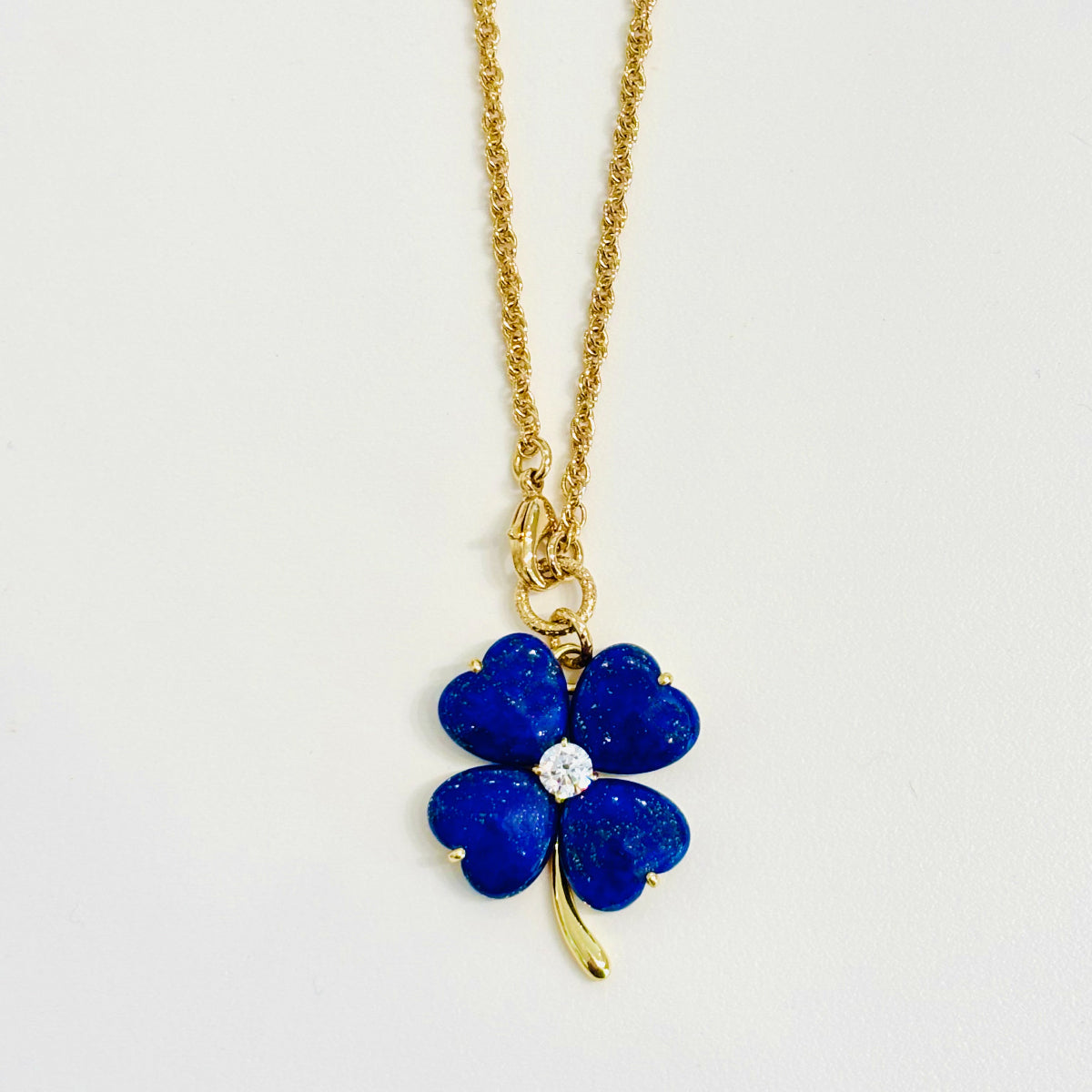 Sautoir Trèfle en lapis lazuli Virginie Berman
Créatrice de bijoux française
Laiton doré à l'or 18 carats
Détail oxyde de zirconium
Sautoir trèfle lapis lazuli Virginie Berman