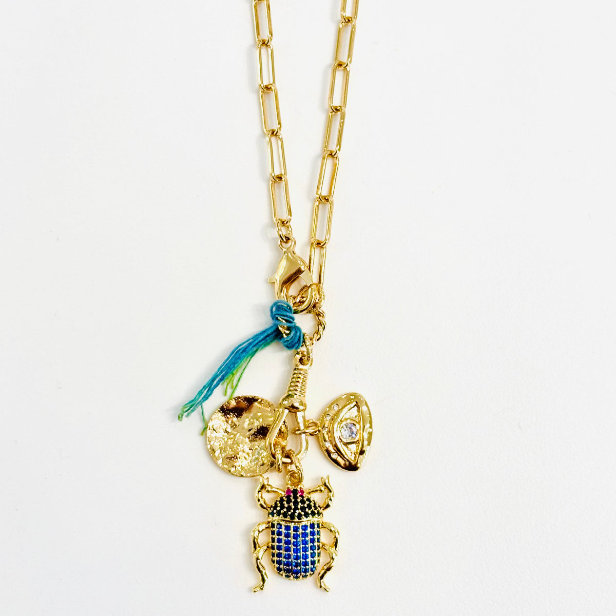 Collier Scarabée bleu Virginie Berman
Sautoir Virginie Berman Scarabée et charms
Laiton doré à l'or 18 carats et oxydes de zirconium bleue et blanc
Création unique Made in France
Créatrice de bijoux parisienne
