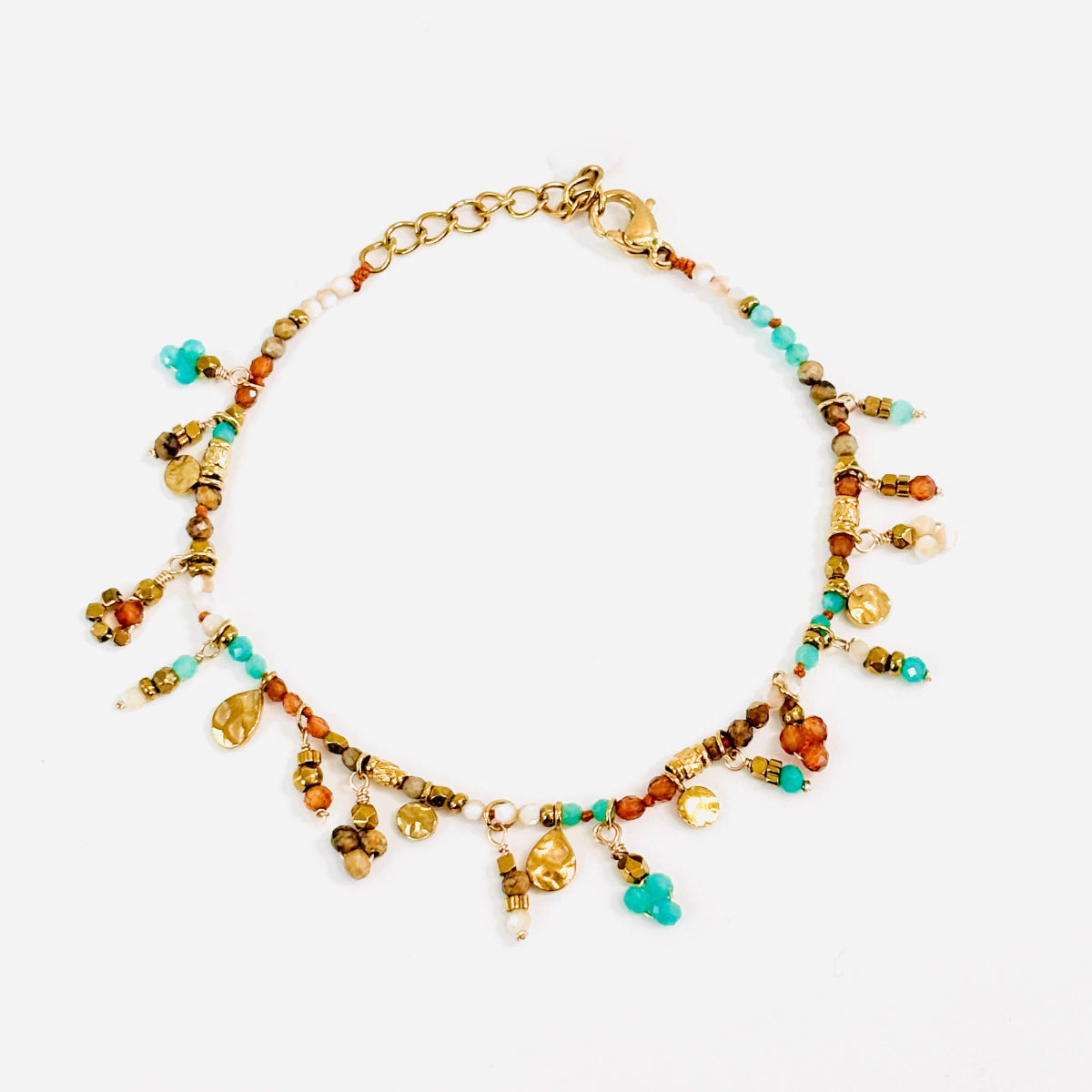 Bracelet pierres naturelles et pampilles dorées acier inoxydable
Bracelet tendance été 2026
Bijou mode été 2026
Anneaux de rappel, bracelet ajustable