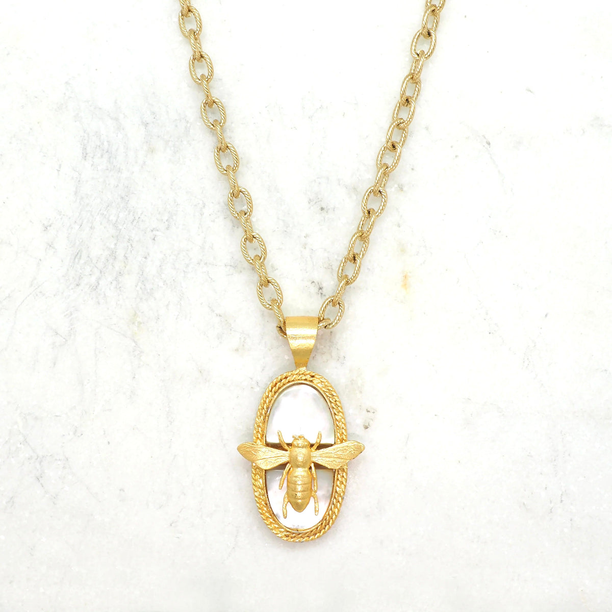 Sautoir Abeille Royale Niiki Paris
Bijoux Niiki Paris
Thème Abeille Niiki
Sautoir de 84cm
Pendentif en nacre : abeille
Bijoux créatrice française