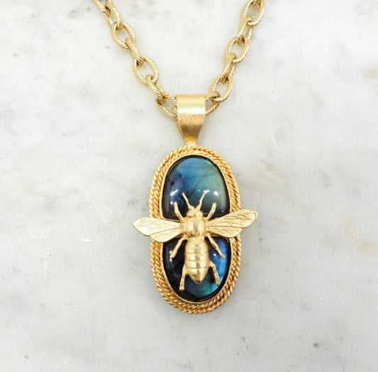 Sautoir Abeille Royale Niiki Paris
Bijoux Niiki Paris
Thème Abeille Niiki
Sautoir de 84cm
Pendentif en labradorite : abeille sertie
Bijoux créatrice française