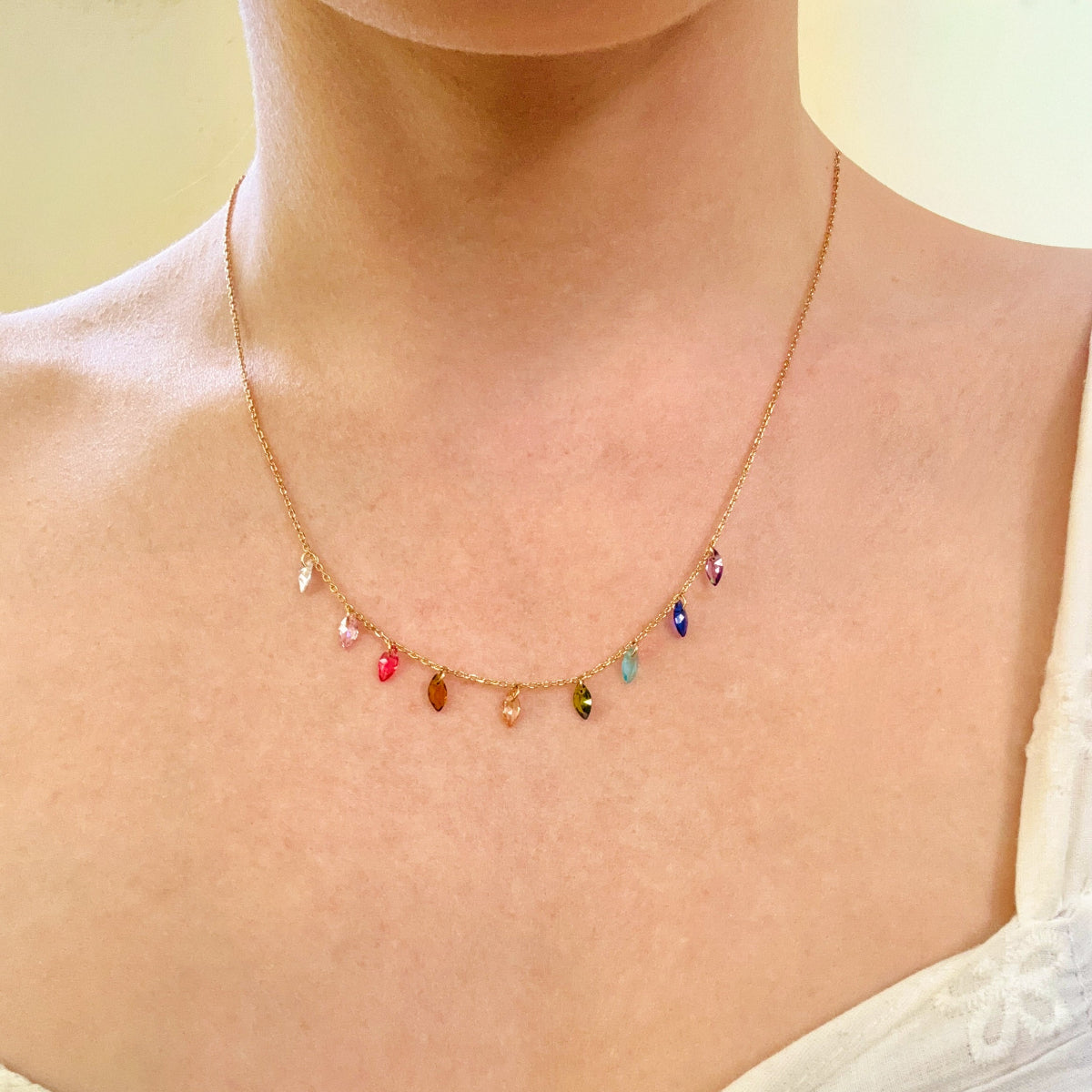 Collier plaqué or et pampilles en oxydes de zirconium multicolores
zircons colorés
Collier ajustable plaqué or
Collier tendance plaqué or
Collier chic été
Collier plaqué or été
tendance bijoux été