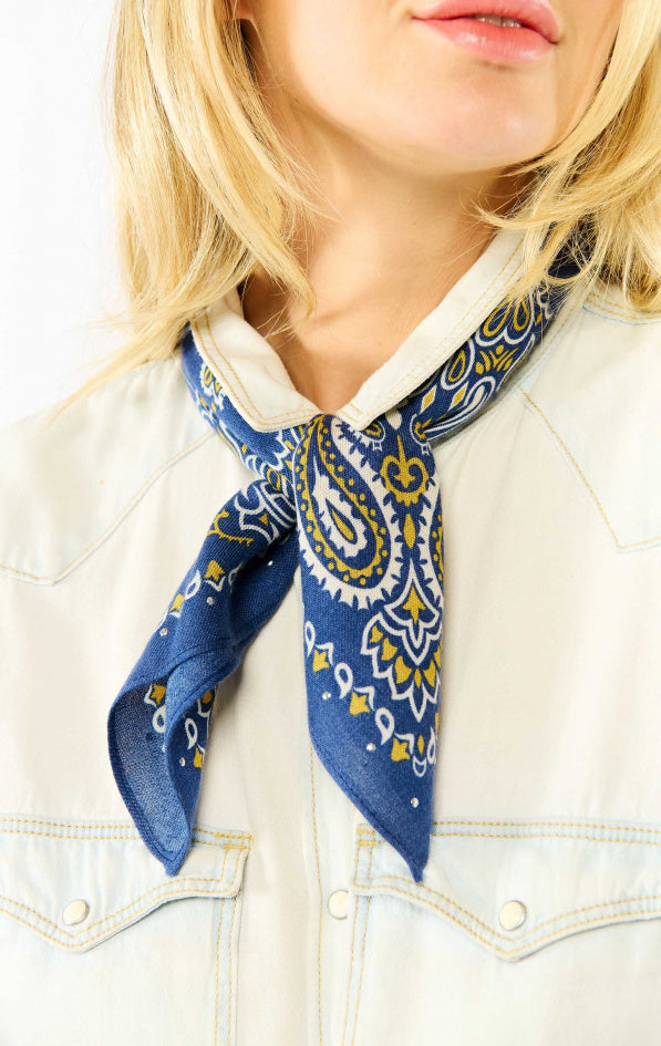 Mini Foulard Paisley Bleu porté Wild by Hipanema
Matières : Laine et Modal
