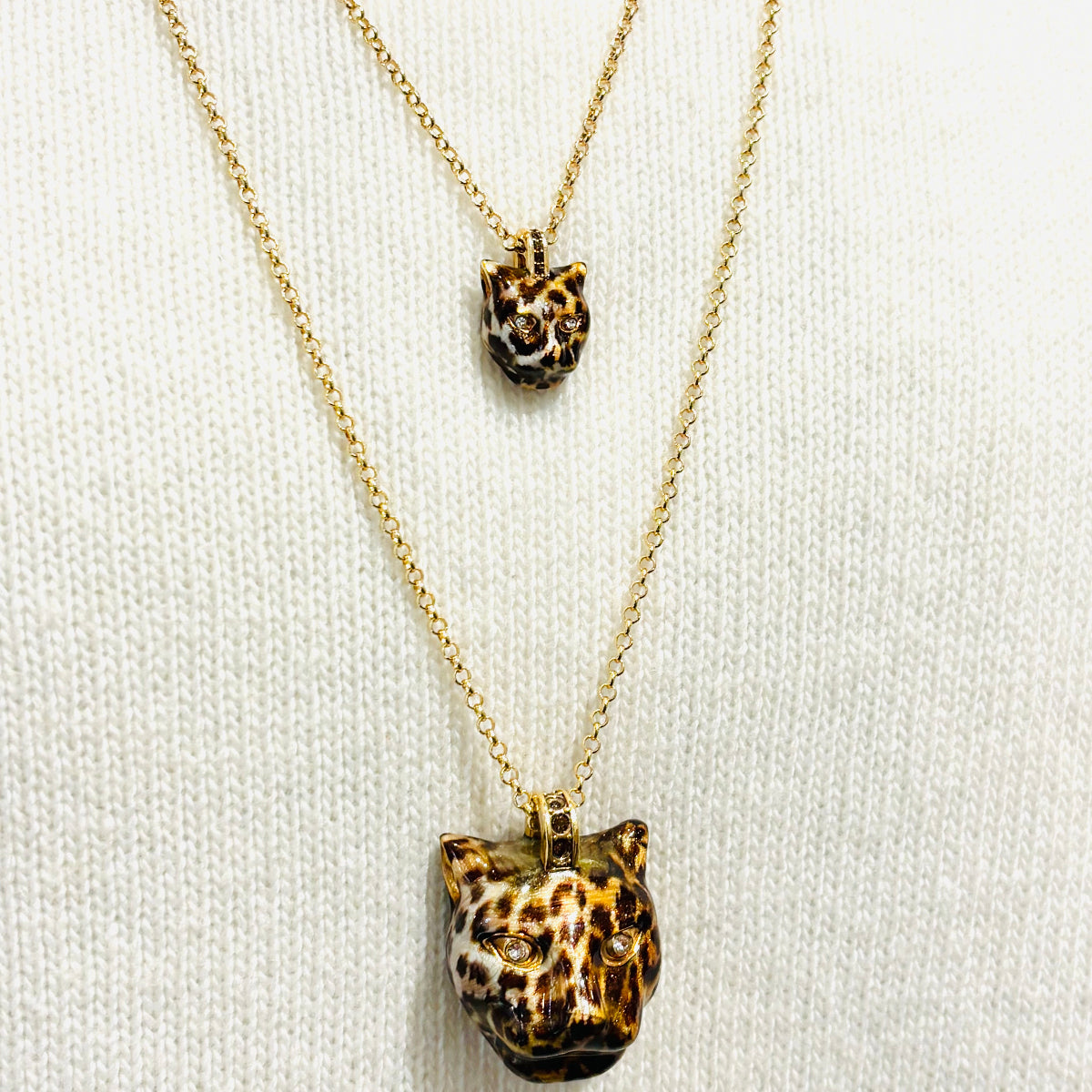 Sautoir Polina Firenze pendentif panthere leopard
Bijou sautoir luxe
Plaqué or, émail motif léopard, détails sertis cristaux
Marque de bijoux italienne
fabriqué à la main dans des ateliers en Florence, italie
Made in Italy
Boutique de bijoux, bijouterie haute-fantaisie Gris Bijoux Paris 16