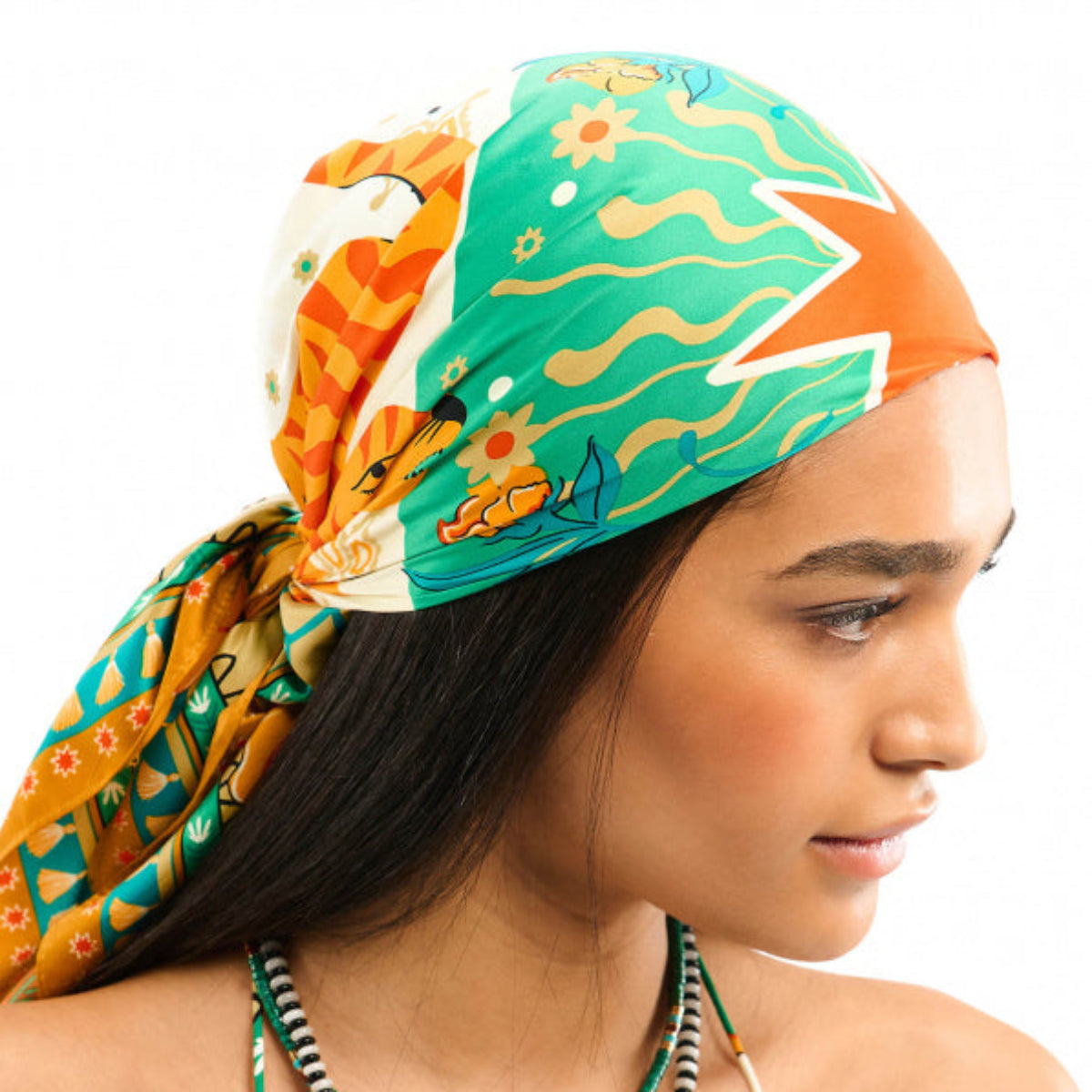 Articulé autour d’une étoile stylisée, l’imprimé BANDIDAS reprend les codes classiques du bandana — comme le motif paisley — et les réinvente en y mêlant un tigre docile et coloré, des fleurs estivales et des éléments d’esthétique mexicaine. Le résultat : une version girly aux influences multiples et lointaines. Décliné en trois couleurs, il est ici dans sa version verte avec des nuances de jaune, orange, corail, beige, kaki, turquoise, blanc et vert d'eau.
• Matière principale: 100% Polyester recyclé