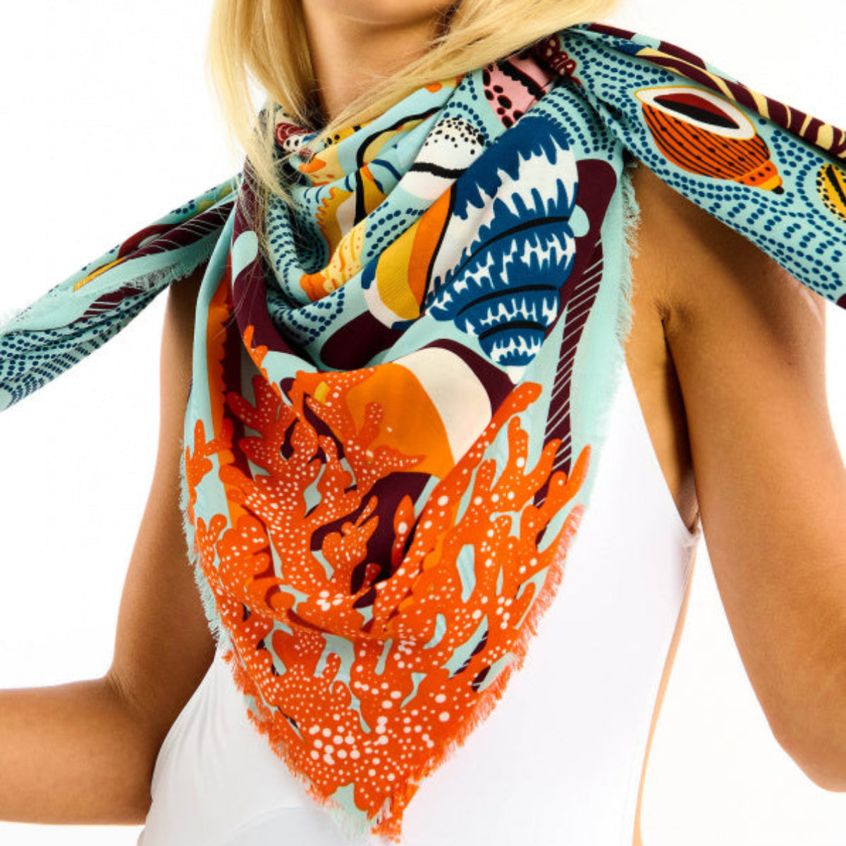 Notre imprimé CORAL s’inscrit autour d’un thème essentiel chez Wild : le voyage et l’exploration des fonds marins. En clin d’œil au cauri, pièce iconique d’Hipanema, coquillages, animaux marins, coraux et crustacés se mêlent dans une chorégraphie visuelle aux nuances de chocolat, ocre, orange, jaune et bleu foncé, déployées sur un fond bleu marin pour la version bleue.
• Matière principale: 100% Polyester recyclé
• Se décline en 2 couleurs