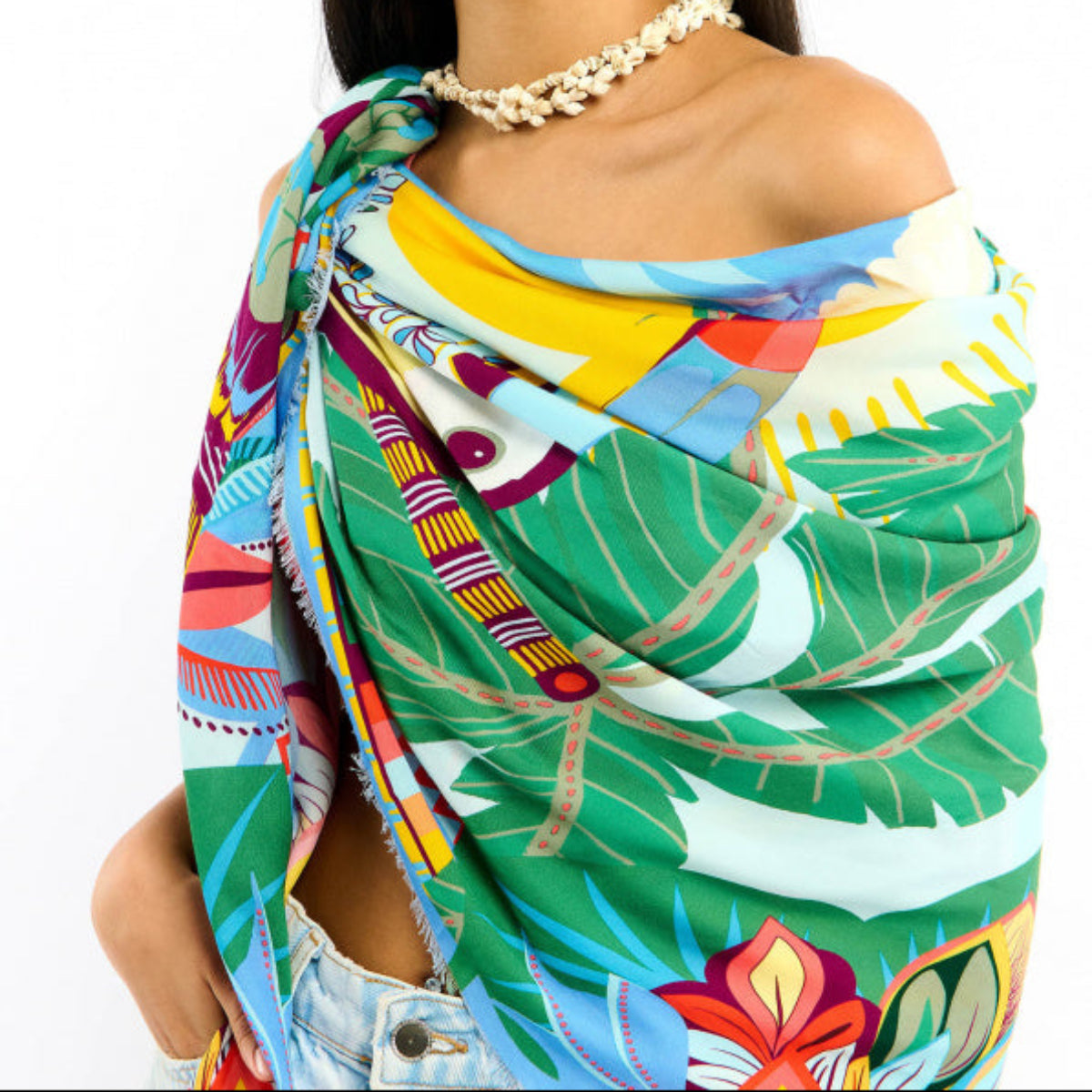 Chez Wild, chaque création devient l’occasion de dessiner des palmiers et de magnifier la luxuriance d’une nature tropicale. Oiseaux de paradis, perroquets flamboyants, dattiers et végétation XXL s’épanouissent sur un décor vibrant, illuminé par un soleil généreux et ponctué d’une vague, clin d’œil à l’océan, fidèle compagnon de nos collections d’été. HAWAÏ se décline en trois couleurs. Il est ici dans sa déclinaison bleue, sublimée par des nuances ocre, rouges, corail, bleu ciel, vertes, jaunes, kaki et bo