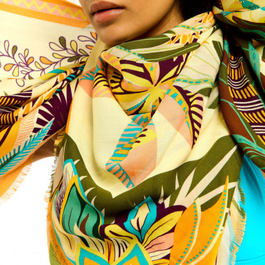 Chez Wild, chaque création devient l’occasion de dessiner des palmiers et de magnifier la luxuriance d’une nature tropicale. Oiseaux de paradis, perroquets flamboyants, dattiers et végétation XXL s’épanouissent sur un décor vibrant, illuminé par un soleil généreux et ponctué d’une vague, clin d’œil à l’océan, fidèle compagnon de nos collections d’été. HAWAÏ se décline en trois couleurs. Il est ici dans sa déclinaison jaune, sublimée par des nuances kaki, vertes, oranges, turquoise, bleu ciel, jaune poussin