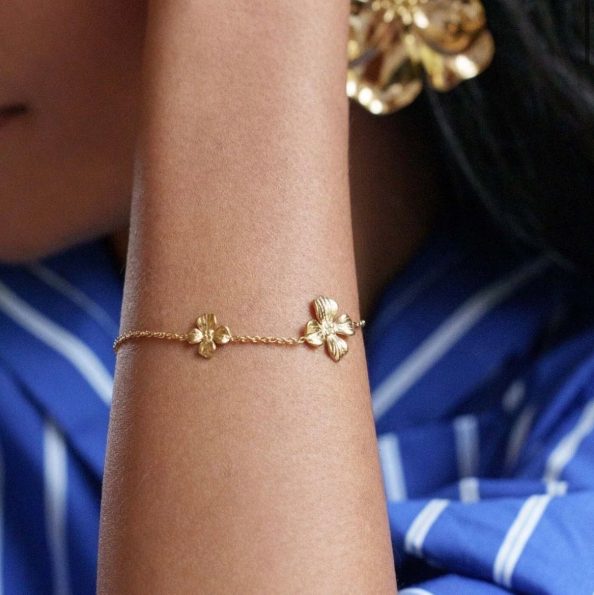 bracelet adaline en acier inoxydable doré
deux fleurs texturées soudées sur la chaine
bracelet ajustable