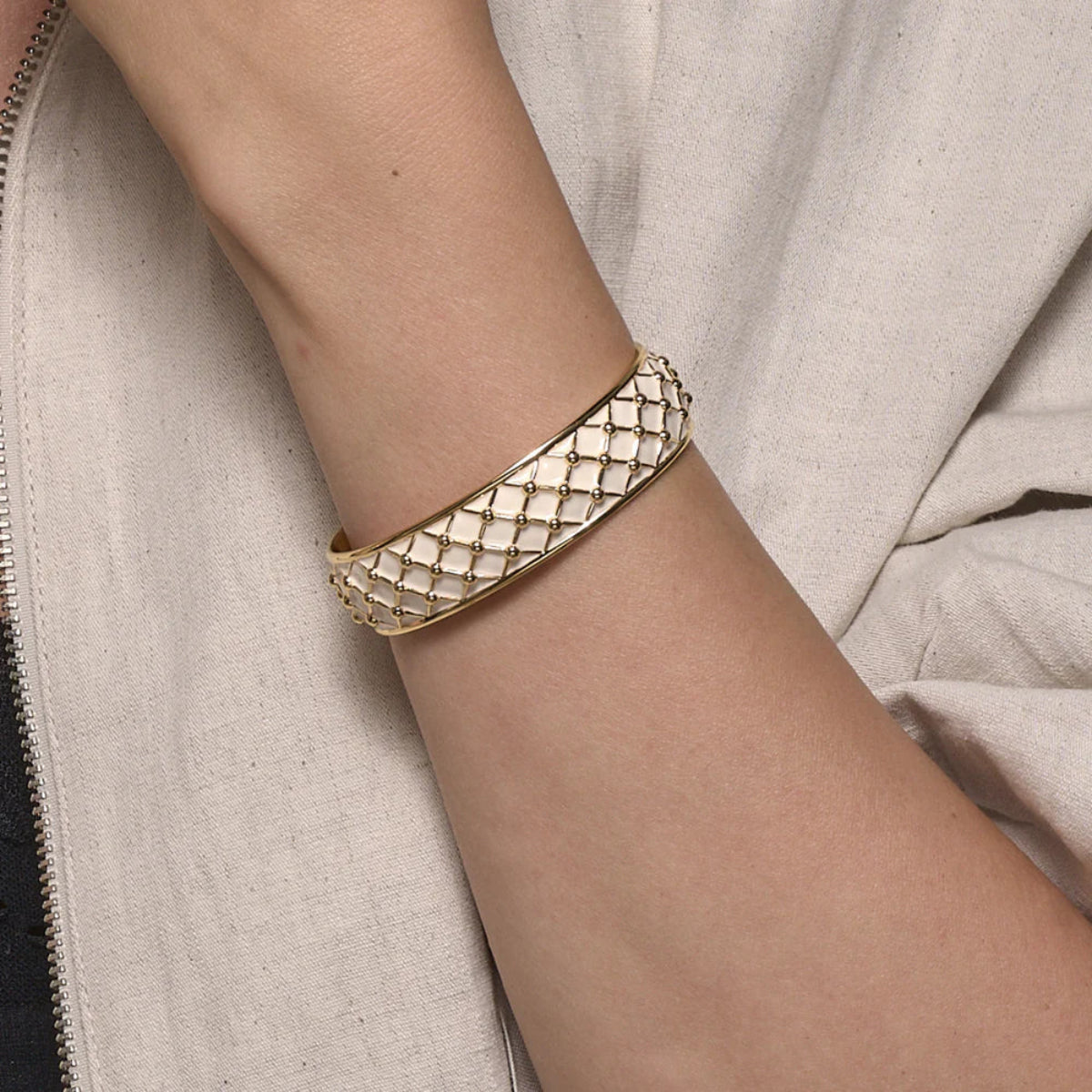 Un souffle de douceur et de raffinement inspire cette ligne aux entrelacs délicatement tressés. Chaque pièce se pare de doré à l’or fin, ou s’anime d’un émail coloré pour une touche de modernité. Une collection subtile, à la croisée du classique et du contemporain.
Le jonc Vénus est conçu pour être ajustable.
- Jonc en croisillons avec de l'email et une finition or.
- Taille unique - modèle ajustable.
- Largeur : 1,5 cm.
BANGLE UP COLLECTION ETE 2026