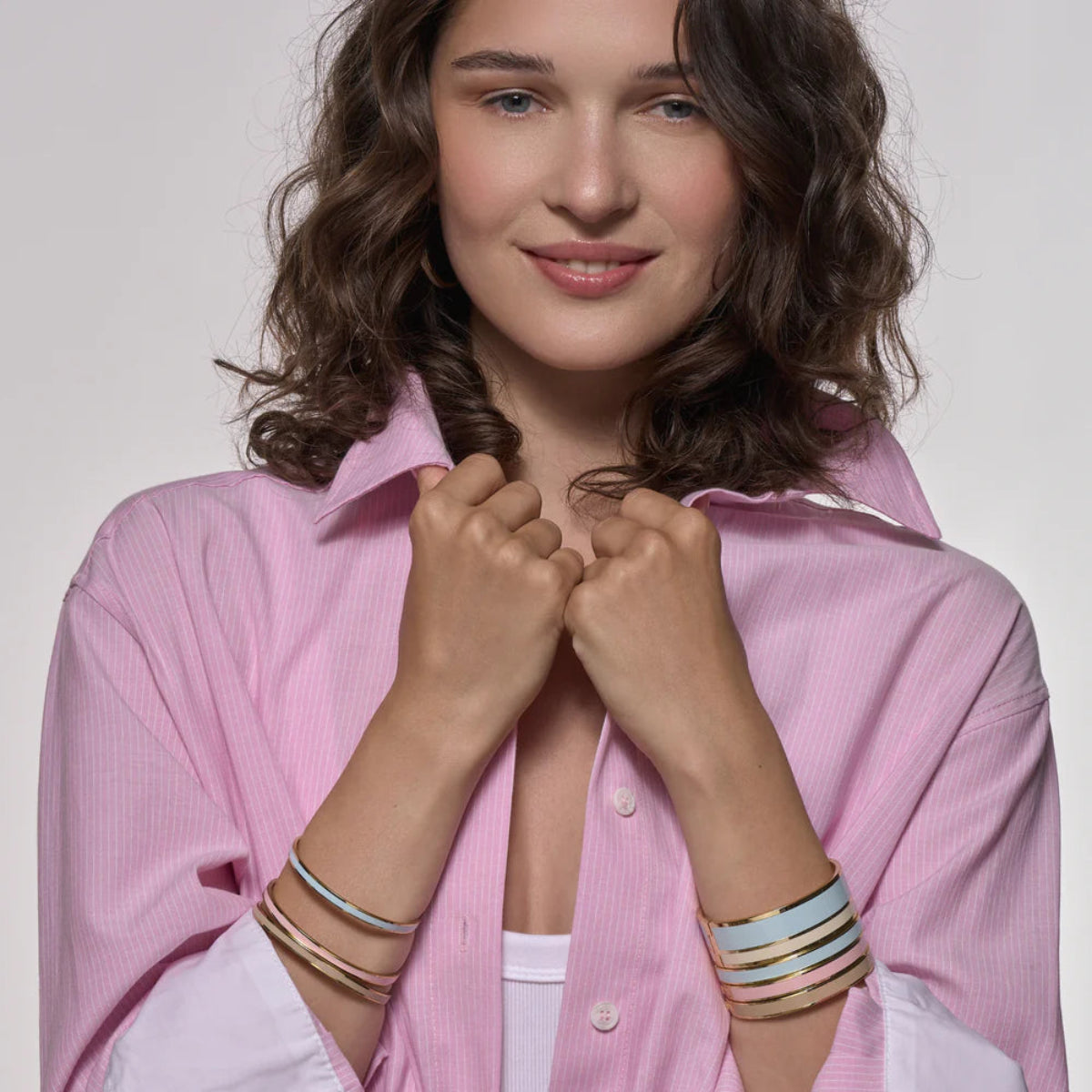 Le jonc de la ligne Bangle est un bijou Iconique de la marque. Sa forme pure et intemporelle en fait une pièce véritablement incontournable.
Amusez-vous à accumuler les joncs Bangle pour créer des combinaisons uniques et élégantes à votre poignet !
Comme tous nos joncs, il est ajustable pour s'adapter au mieux à tous les poignets.
- Jonc en laiton, finition or et laque colorée.
- Taille unique car modèle ajustable.
- Largeur : 0,44 cm.
- Diamètre du jonc : 6 cm.