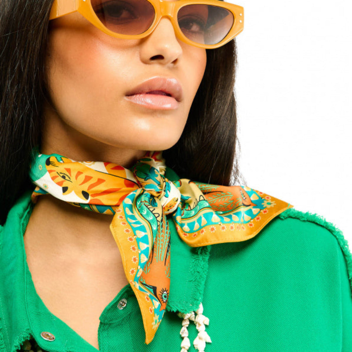 Articulé autour d’une étoile stylisée, l’imprimé BANDIDAS reprend les codes classiques du bandana — comme le motif paisley — et les réinvente en y mêlant un tigre docile et coloré, des fleurs estivales et des éléments d’esthétique mexicaine. Le résultat : une version girly aux influences multiples et lointaines. Décliné en trois couleurs, il est ici dans sa version verte avec des nuances de jaune, orange, corail, beige, kaki, turquoise, blanc et vert d'eau.
• Matière principale: 100% Polyester recyclé
• Ta