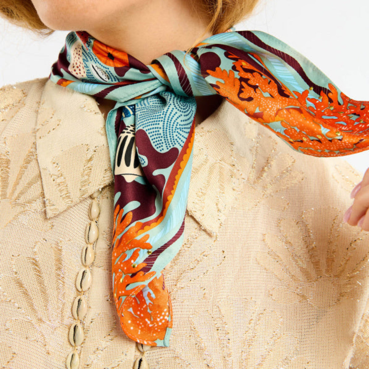 Notre imprimé CORAL s’inscrit autour d’un thème essentiel chez Wild : le voyage et l’exploration des fonds marins. En clin d’œil au cauri, pièce iconique d’Hipanema, coquillages, animaux marins, coraux et crustacés se mêlent dans une chorégraphie visuelle aux nuances de chocolat, ocre, orange, jaune et bleu foncé, déployées sur un fond bleu marin pour la version bleue.
• Matière principale: 100% Polyester recyclé
• Se décline en 2 couleurs