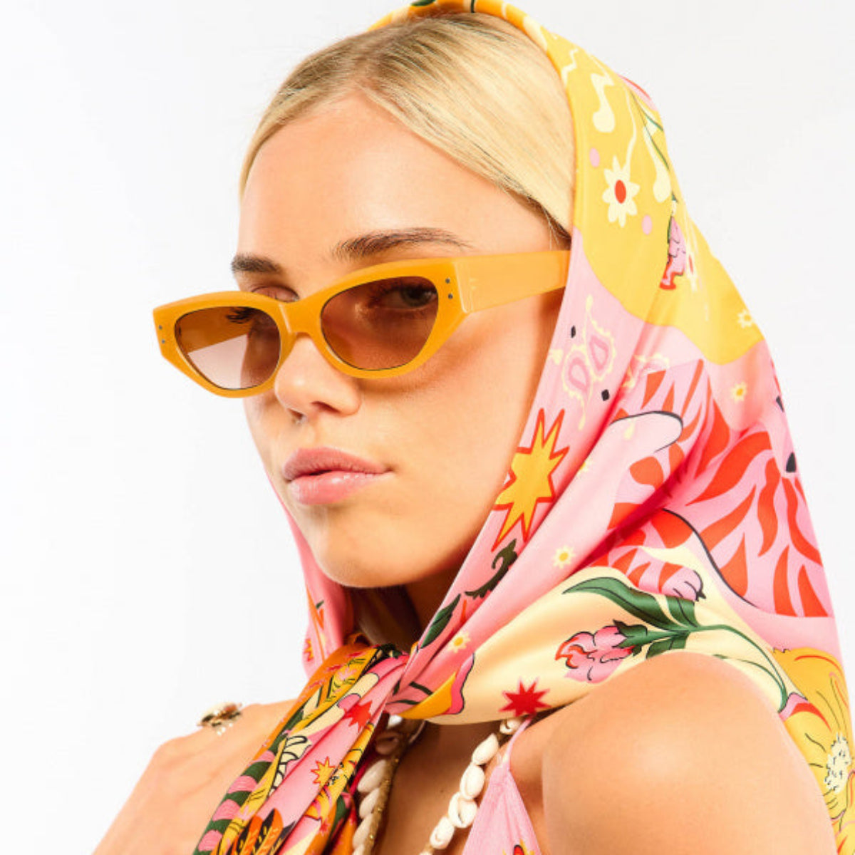 Articulé autour d’une étoile stylisée, l’imprimé BANDIDAS reprend les codes classiques du bandana — comme le motif paisley — et les réinvente en y mêlant un tigre docile et coloré, des fleurs estivales et des éléments d’esthétique mexicaine. Le résultat : une version girly aux influences multiples et lointaines. Décliné en trois couleurs, il est ici dans sa version rose avec des nuances de jaune, orange, rose, fuchsia, blanc et rouge.
• Matière principale: 100% Polyester recyclé
• Taille: 55 X 55 cm
• Exis