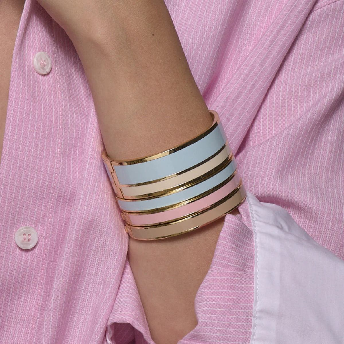 Le Bracelet Vaporetto est un véritable incontournable de nos collections.
Le motif est cloisonné, toujours bicolore pour un maximum d'effet.
Il se cumule avec nos joncs fins pour jouer sur les couleurs.
- Bracelet bicolore, cloisonné en laiton, finition or et laque colorée.
- Modèle à charnière avec fermeture.
- Disponible en une taille pour le moment :
Diamètre du bracelet en T1 : 5,7 cm.
BANGLE UP COLLECTION ETE 2026