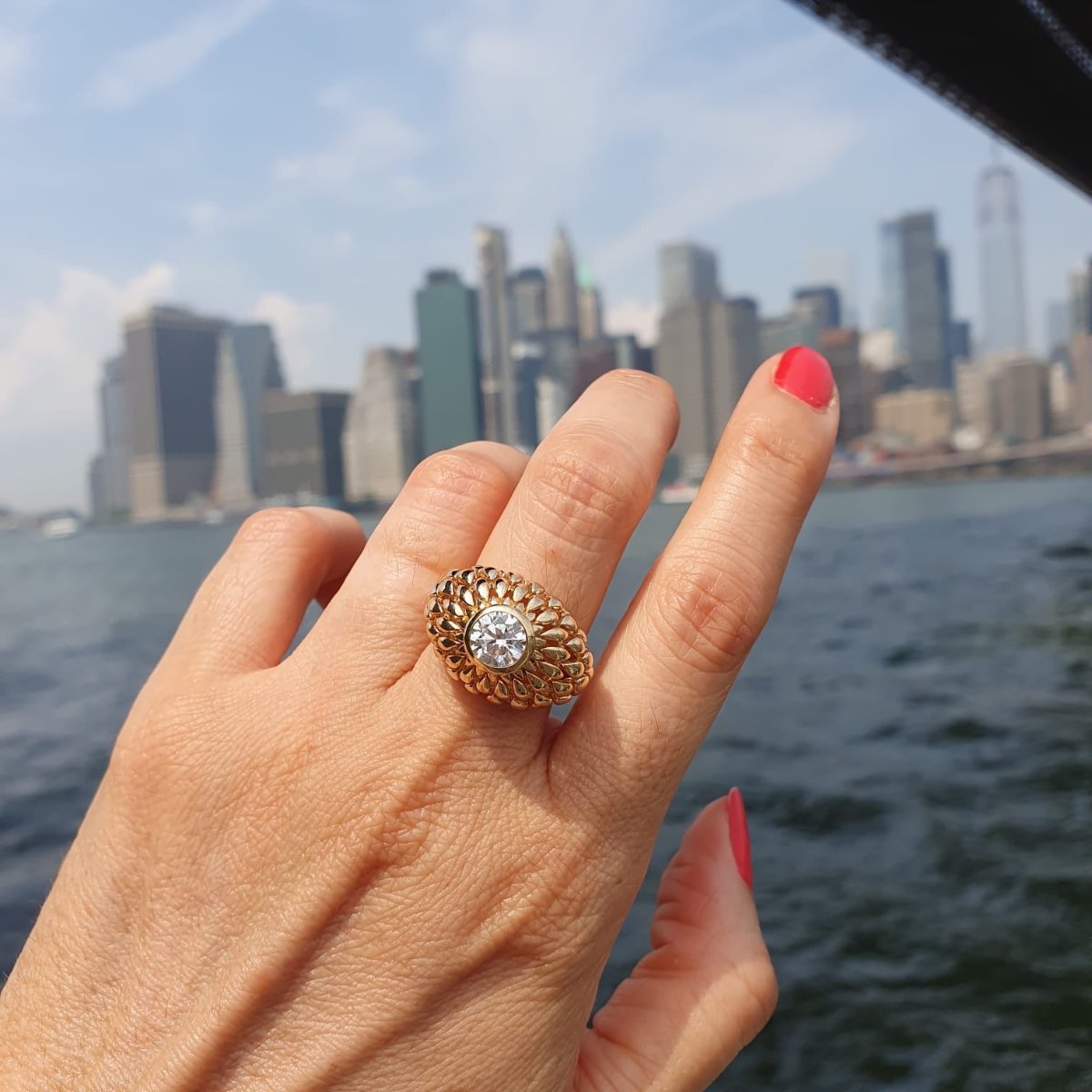 Bague Rosiers plaqué or et zirconium portée