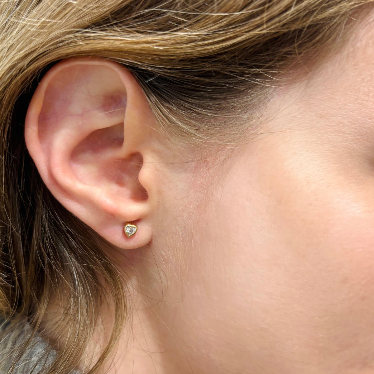 Plaqué or 18 carats et oxyde de zirconium
Système de fermeture papillon&nbsp;
Résiste très bien à l'eau douce, garanti 1 an
Garanti sans nickel et sans risque d'allergie

Livrées dans son joli pochon en coton signé Gris Bijoux.
Donnez une longue vie à votre petit bijou, consultez nos conseils d’entretien.