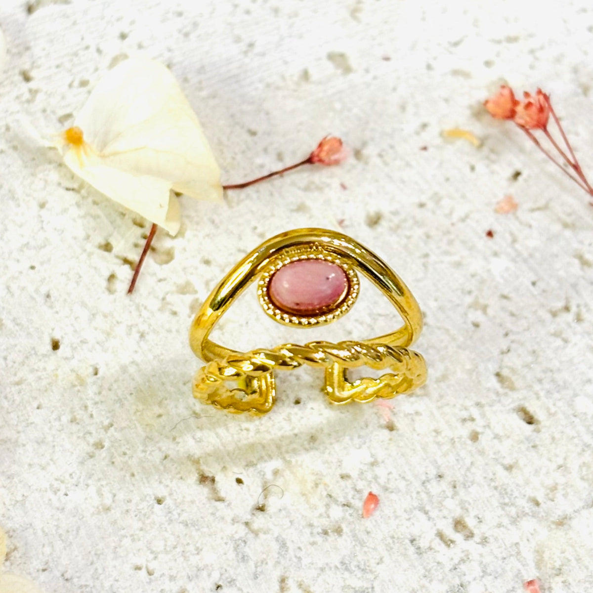 Bague Maelie en acier inoxydable agrementée d'une pierre naturelle rhodochrosite.
Bague à taille réglable.