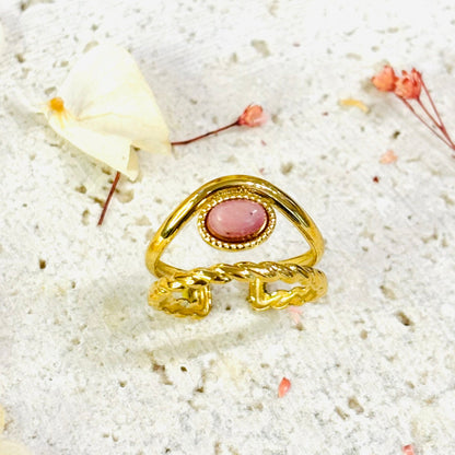 Bague Maelie en acier inoxydable agrementée d'une pierre naturelle rhodochrosite.
Bague à taille réglable.