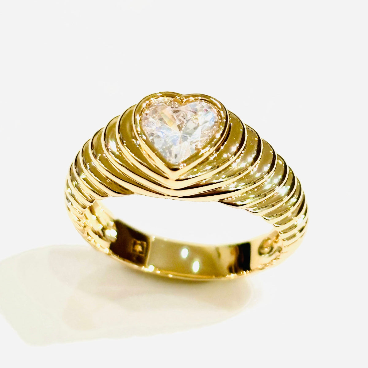 Bague Tendresse plaquee or Gris Collection
Serti d'un oxyde de zirconium en forme de coeur 