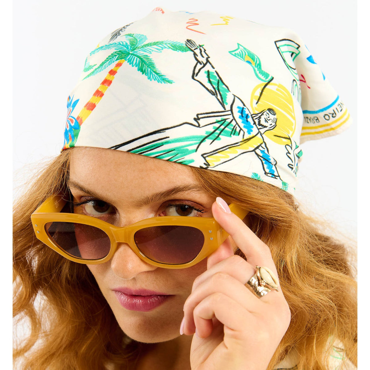 Foulard blanc Bahia wild by Hipanema
Illustration colorée détails motifs inspirés de Rio de Janeiro 
Taille : 55x55cm