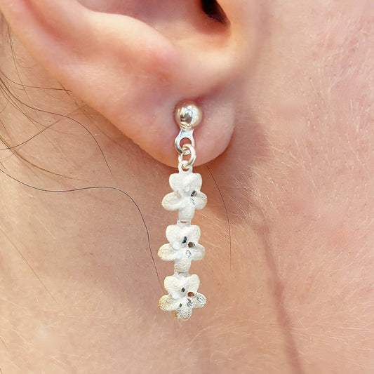 Boucles d'oreilles en argent de créateur 
Obsidiana Bijoux
Made in France
Boucles d'oreilles trois fleurs argentées , pendantes courtes
Bijouterie fantaisie concept store Paris 16ème 
Boutique Gris Bijoux