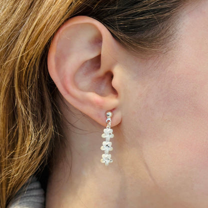 Boucles d'oreilles en argent de créateur 
Obsidiana Bijoux
Made in France
Boucles d'oreilles trois fleurs argentées , pendantes courtes
Bijouterie fantaisie concept store Paris 16ème 
Boutique Gris Bijoux