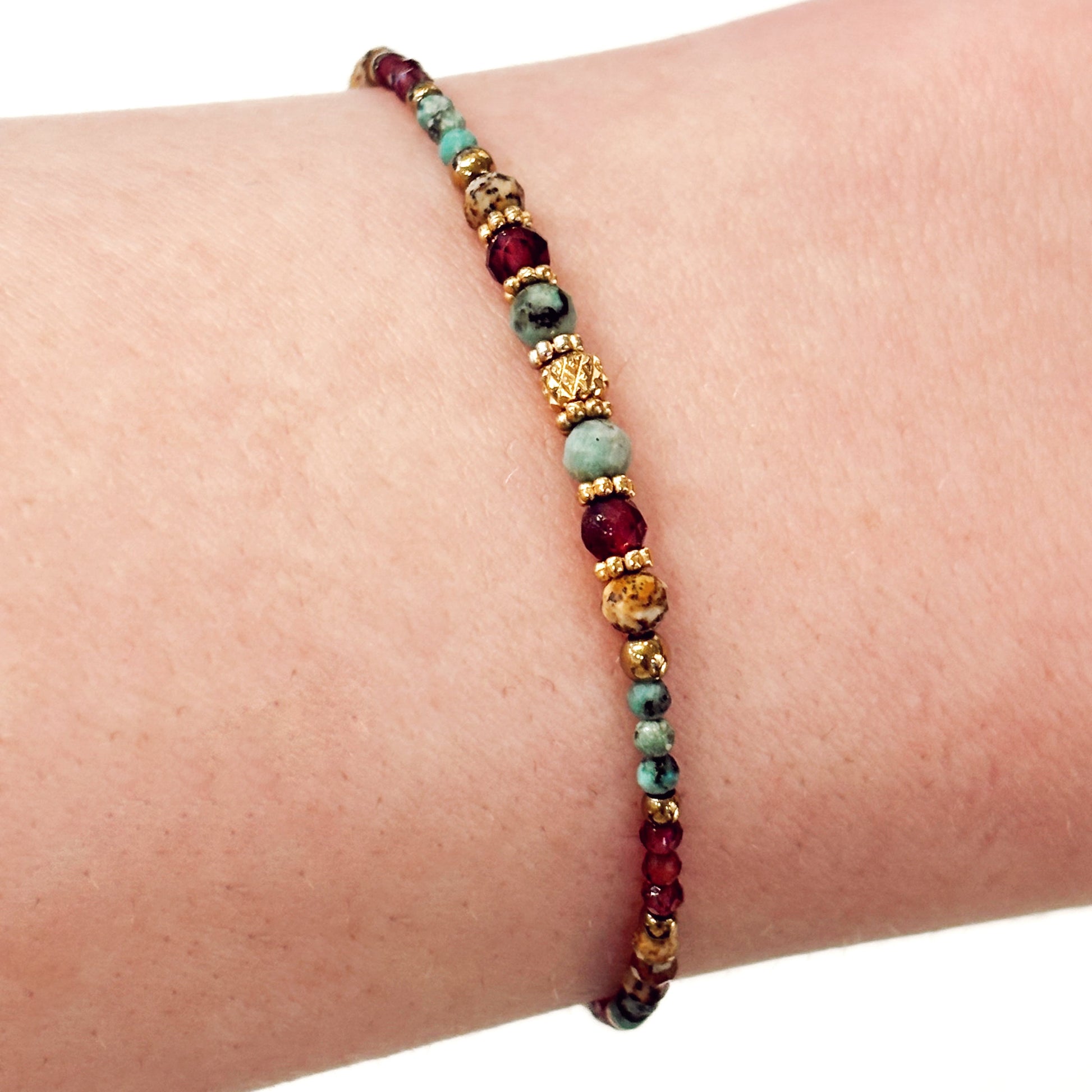 Bracelet en pierres naturelles : Turquoise africaine, grenat et agates
Détails dorés
Bracelet lithothérapie femme
Idée cadeau femme
Gris Bijoux 
Gris Collection