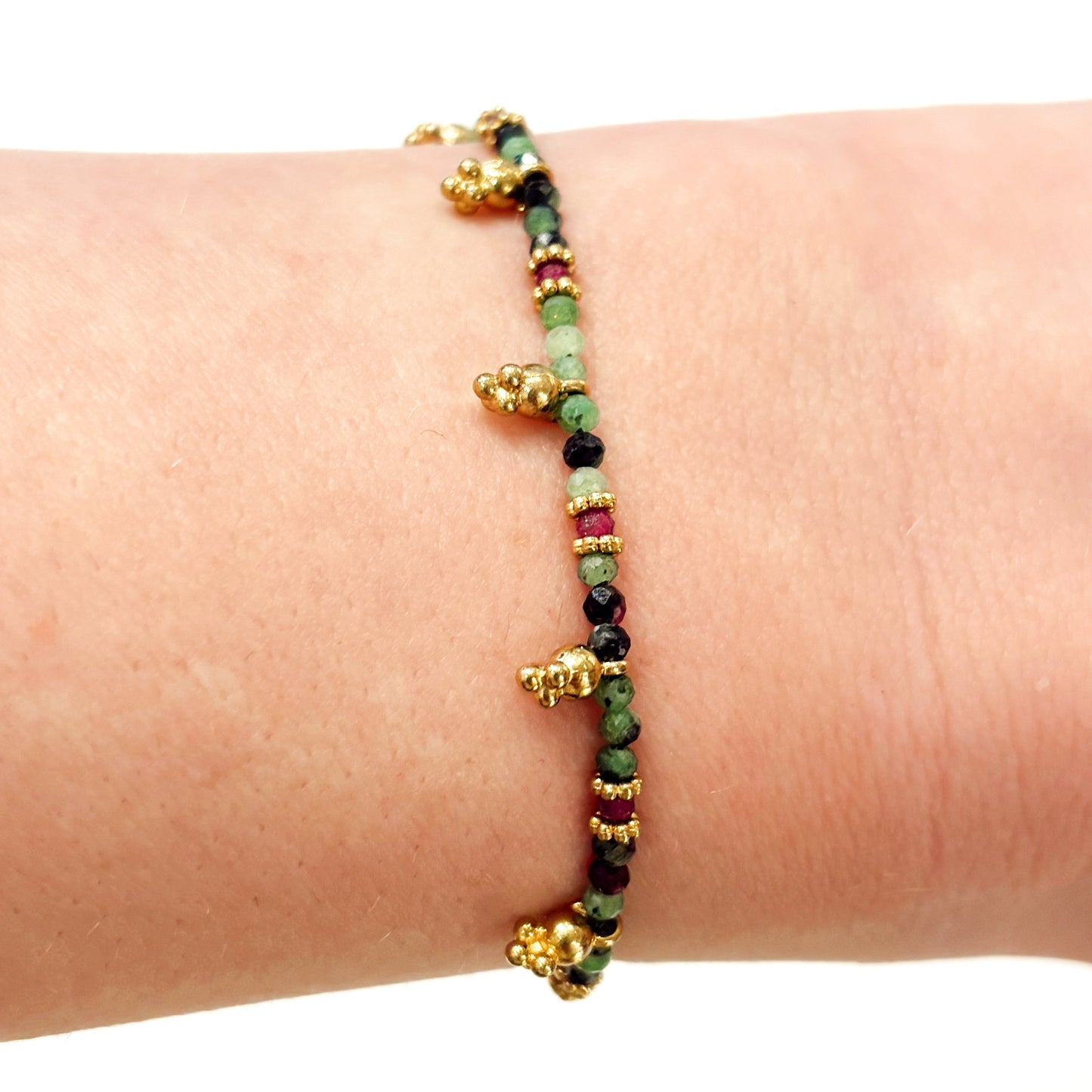 Bracelet en pierres naturelles Nora - Gris Bijoux
Turquoise africaine et Grenat, détails dorés 