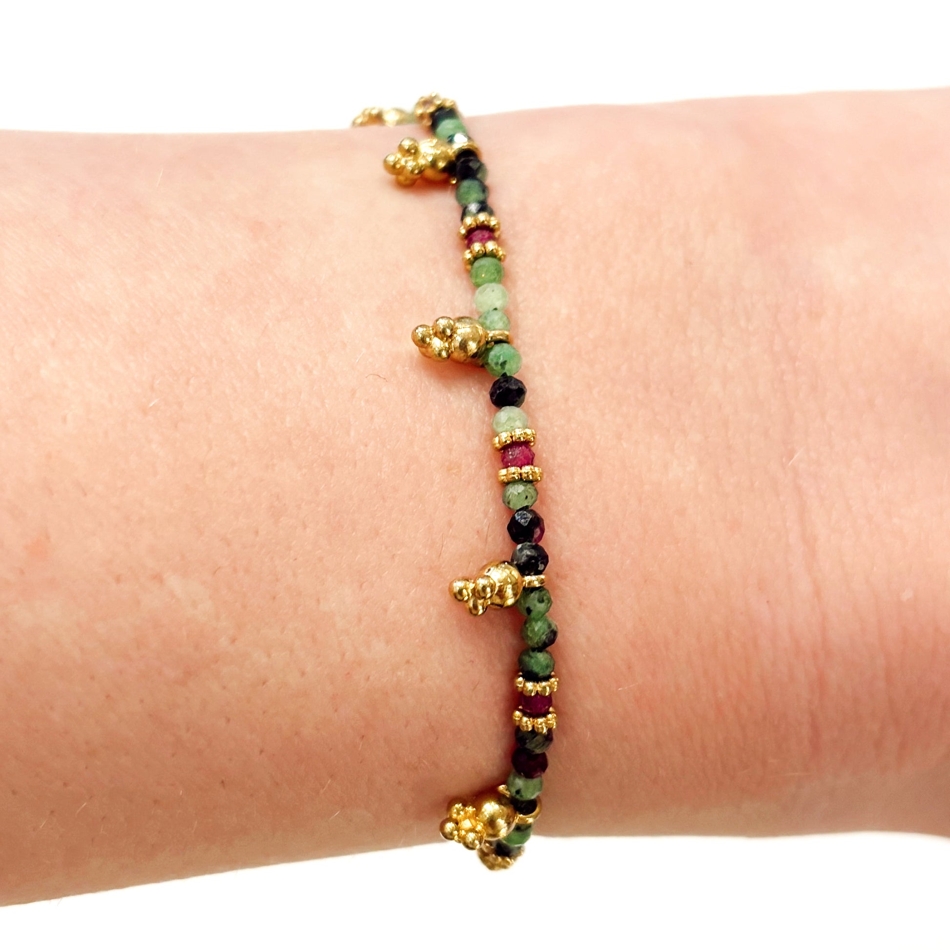 Bracelet en pierres naturelles Nora - Gris Bijoux
Turquoise africaine et Grenat, détails dorés 