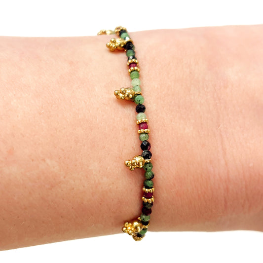 Bracelet en pierres naturelles Nora - Gris Bijoux
Turquoise africaine et Grenat, détails dorés 