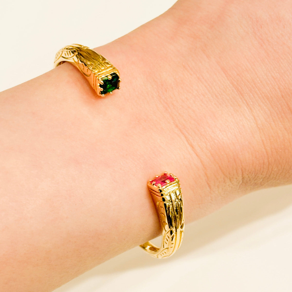 Bracelet jonc Alma plaque or et zircons colores 
Bijoux plaqué or 
Zirconium
Boutique Gris Bijoux 
Gris Bijoux Paris 
Bijouterie Paris 16
75016
Concept store bijoux et accessoires