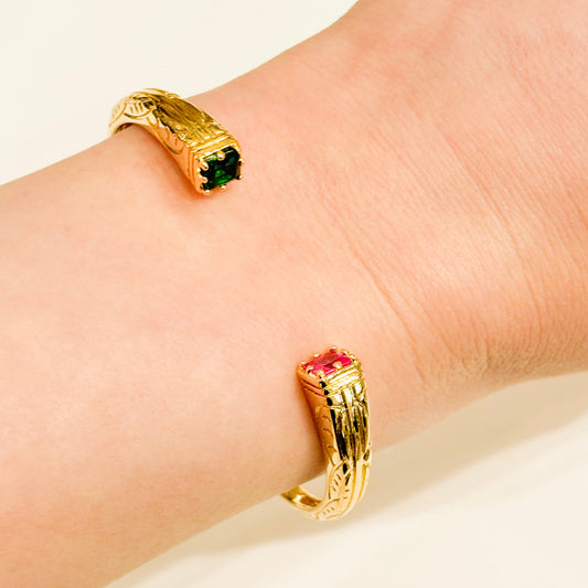 Bracelet jonc Alma plaque or et zircons colores 
Bijoux plaqué or 
Zirconium
Boutique Gris Bijoux 
Gris Bijoux Paris 
Bijouterie Paris 16
75016
Concept store bijoux et accessoires