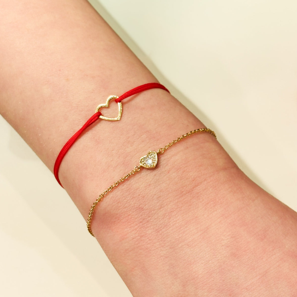 Bracelets Amore et Tendresse Gris Bijoux
Amore : Plaqué or coeur et cordon rouge, réglable
Tendresse : Plaqué or 18 carats 3 microns et coeur oxydes de zirconium 