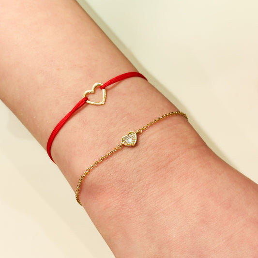 Bracelets Amore et Tendresse Gris Bijoux
Amore : Plaqué or coeur et cordon rouge, réglable
Tendresse : Plaqué or 18 carats 3 microns et coeur oxydes de zirconium 