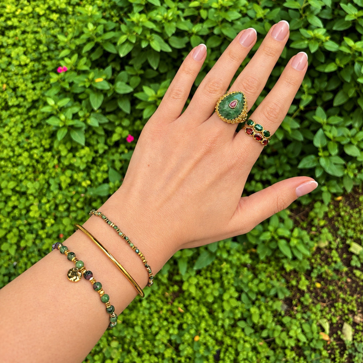 Bracelets en pierres naturelles ajustables 
Jonc acier inoxydable doré ajustable 
Bagues pierres naturelels ajustables 