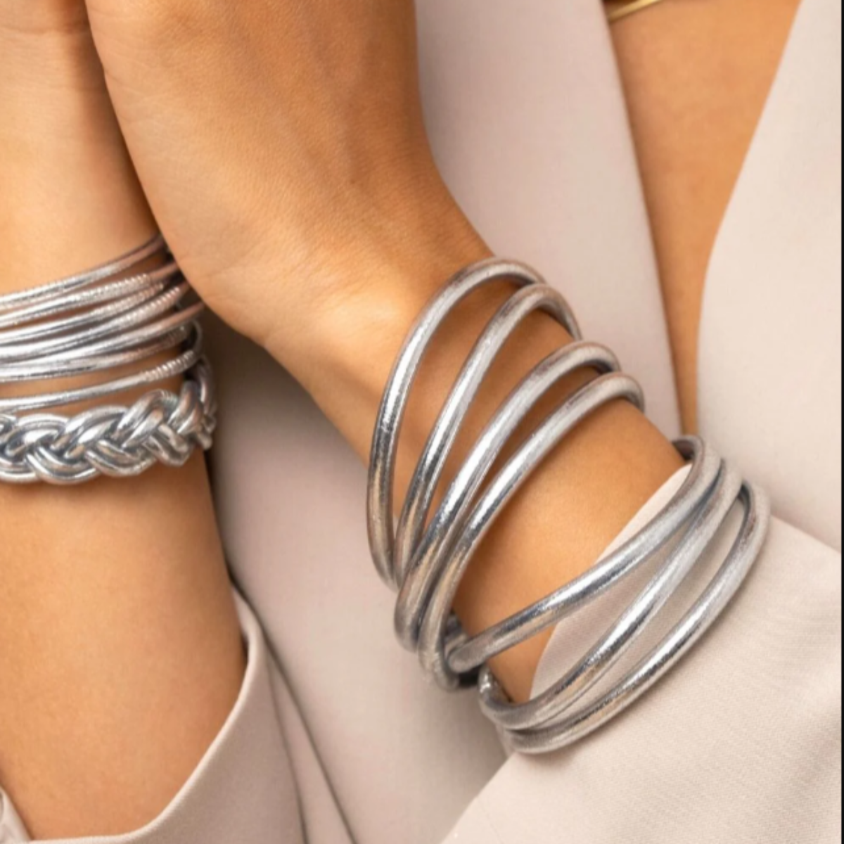 jonc bouddhiste argenté épais porté