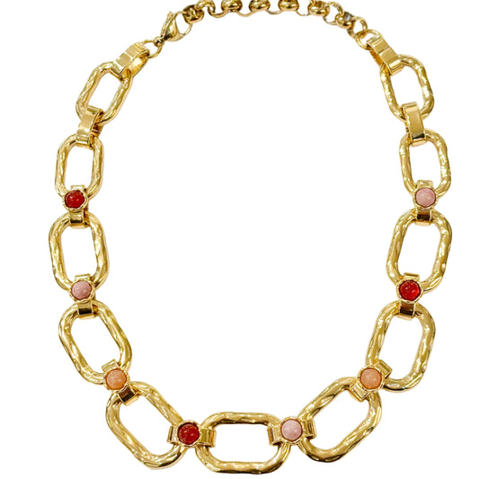 Collier volumineux style chaine serti de pierres rouges, oranges et roses clair. 
Acier doré inoxydable 
Pierres 
Style Vintage, tendance
Gris Bijoux concept store bijouterie 16ème arrondissement de Paris
Bijouterie Paris 16
Bijouterie fantaisie Paris 16