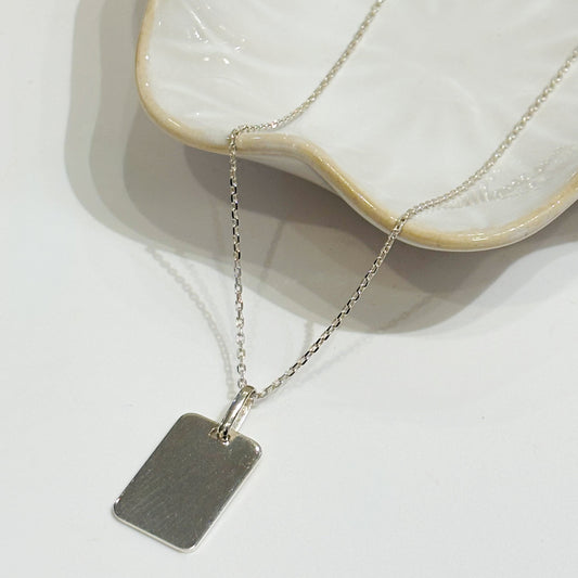 Collier plaque militaire Gabriel argent 925 - Gris Collection

Adoptez un style intemporel avec notre collier plaque militaire en argent 925 de la collection Gris Bijoux. Incontournable de la joaillerie masculine, notre collier est le modèle parfait pour un cadeau marquant.

Argent 925
Longueur de : 60 cm&nbsp;
Garanti sans nickel, sans risque d'allergie
Résiste bien à l'eau, garanti 1 an&nbsp;

Livré dans son joli pochon en coton signé Gris Bijoux.

Donnez longue vie à votre bijou, consultez nos conseils