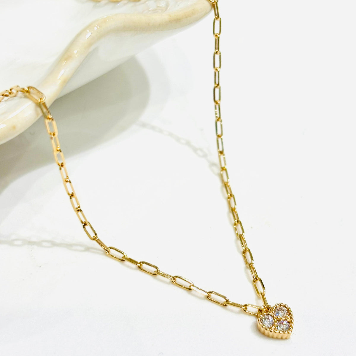 Collier en plaqué or, pendentif coeur serti de zircons - Gris Collection by Gris Bijoux 
Matériaux : plaqué or et zircons 
Gris Bijoux bijouterie paris 16 , Concept store paris 16 Auteuil