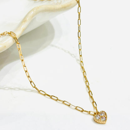 Collier en plaqué or, pendentif coeur serti de zircons - Gris Collection by Gris Bijoux 
Matériaux : plaqué or et zircons 
Gris Bijoux bijouterie paris 16 , Concept store paris 16 Auteuil