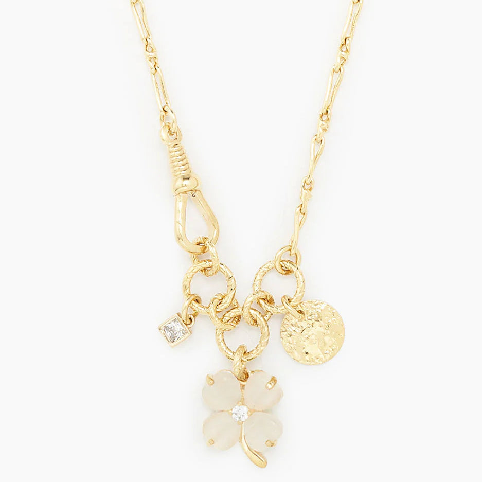 Laiton doré à l'or fin 18 k
Longueur de la chaine : 45 cm
Trèfle en calcédoine blanche : 1,5 cm
Charm en zirconium blanc